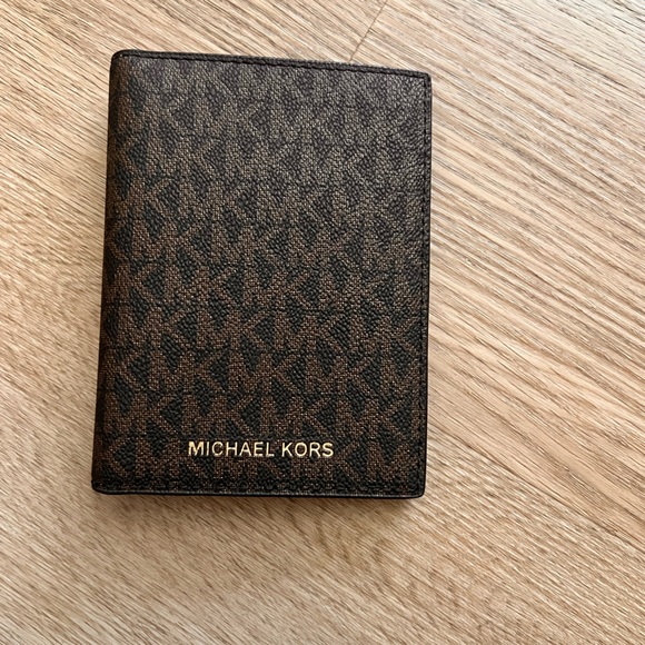 Michael Kors Signature Brown Card Holder - Picture 1 of 2